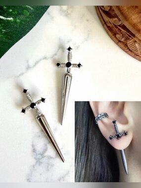 2/$30🌵 Medieval Sword Dagger Earrings Knights Silver Tone Pass Through NEW